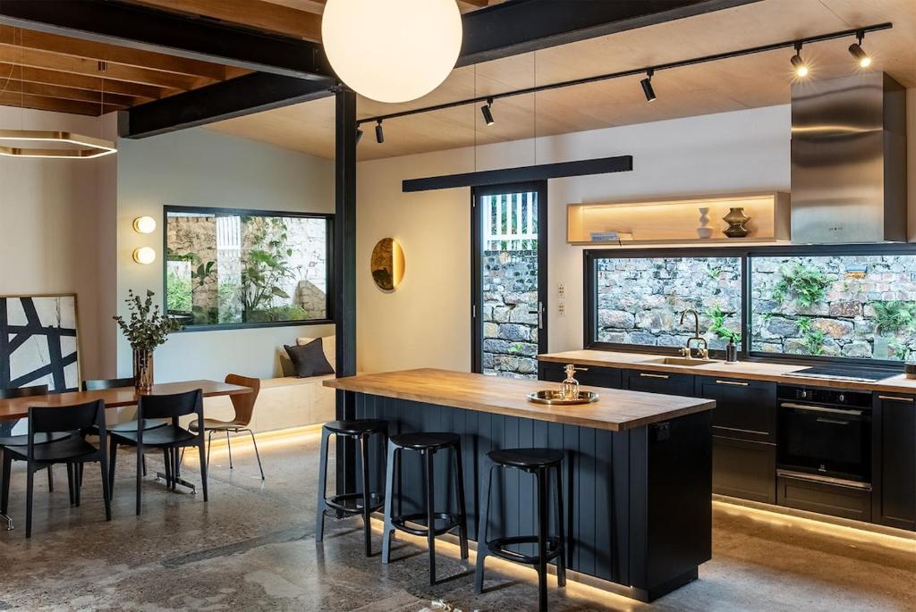 una cocina con una gran isla y una mesa en Luxury Historic Landmark Holdgates Cottage, en Brisbane