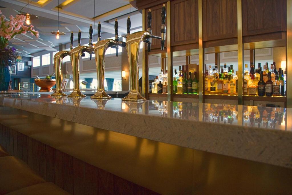 Lounge nebo bar v ubytování Garryvoe Hotel