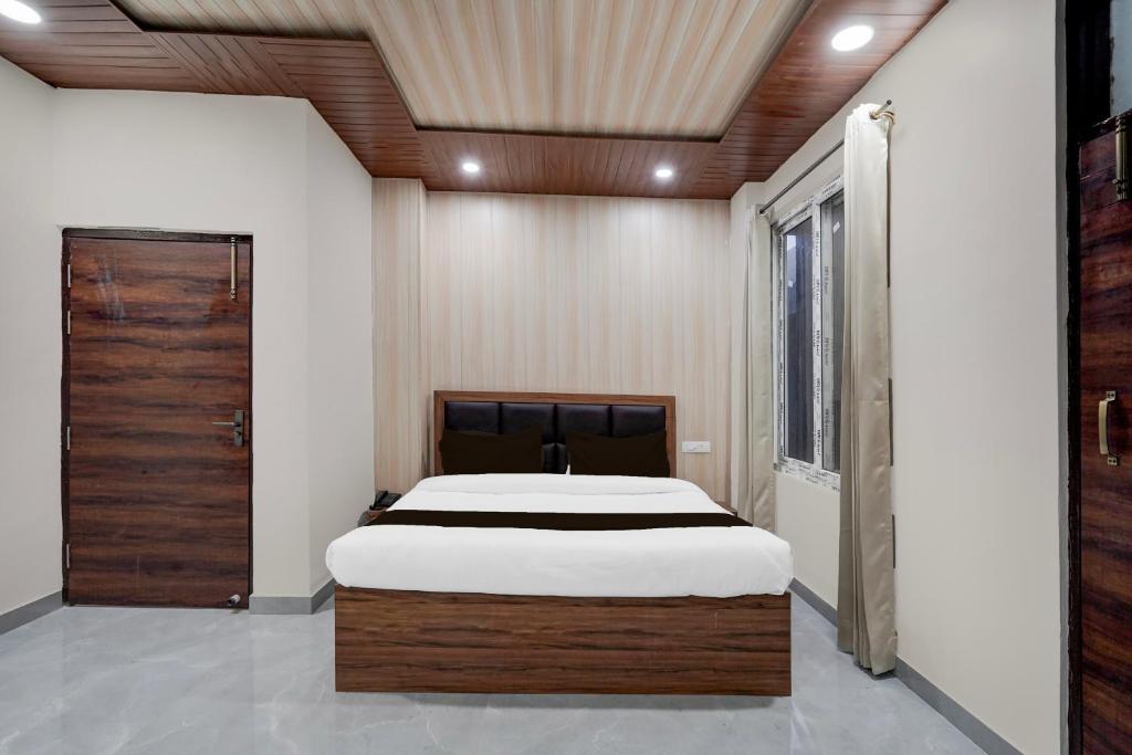 Ένα ή περισσότερα κρεβάτια σε δωμάτιο στο Hotel O THE GOMTI GLITZ