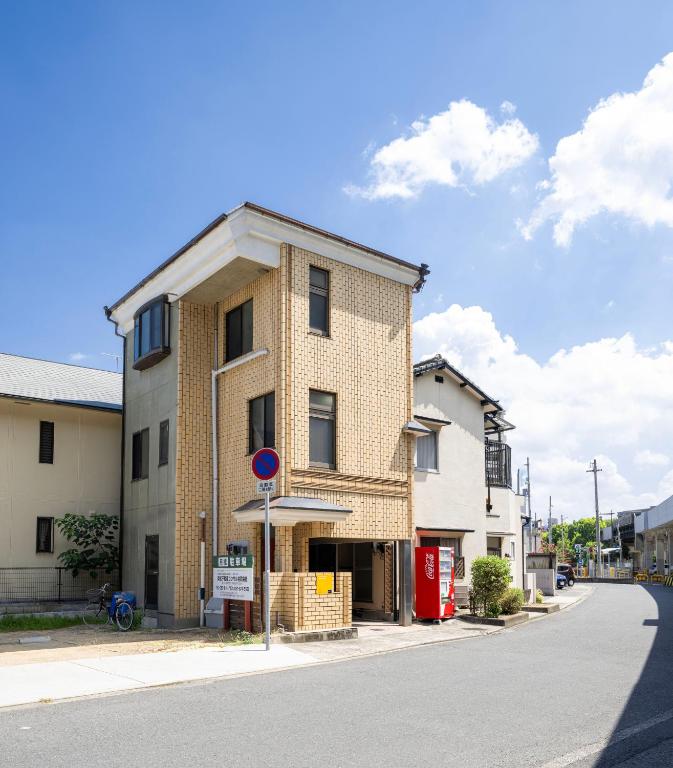 a building on the side of a street at INARI guest house 栗林公園徒歩3分 二棟貸切 駐車場一台無料 in Takamatsu