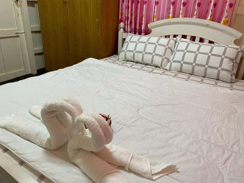 een bed met handdoeken erop. bij Khun Cham-nan Herb Garden House in Phichai