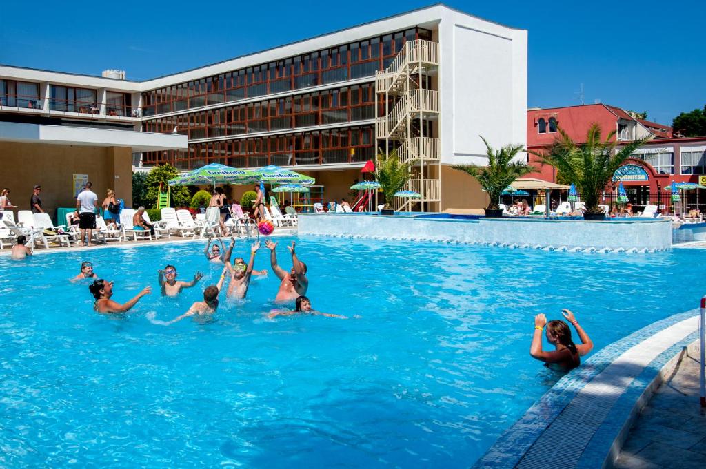 Bazén v ubytování Mercury Hotel-Premium All Inclusive nebo v jeho okolí