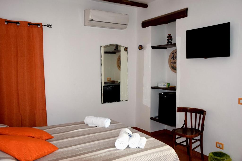 a bedroom with a bed with two towels on it at La Casa del Geko in Cefalù