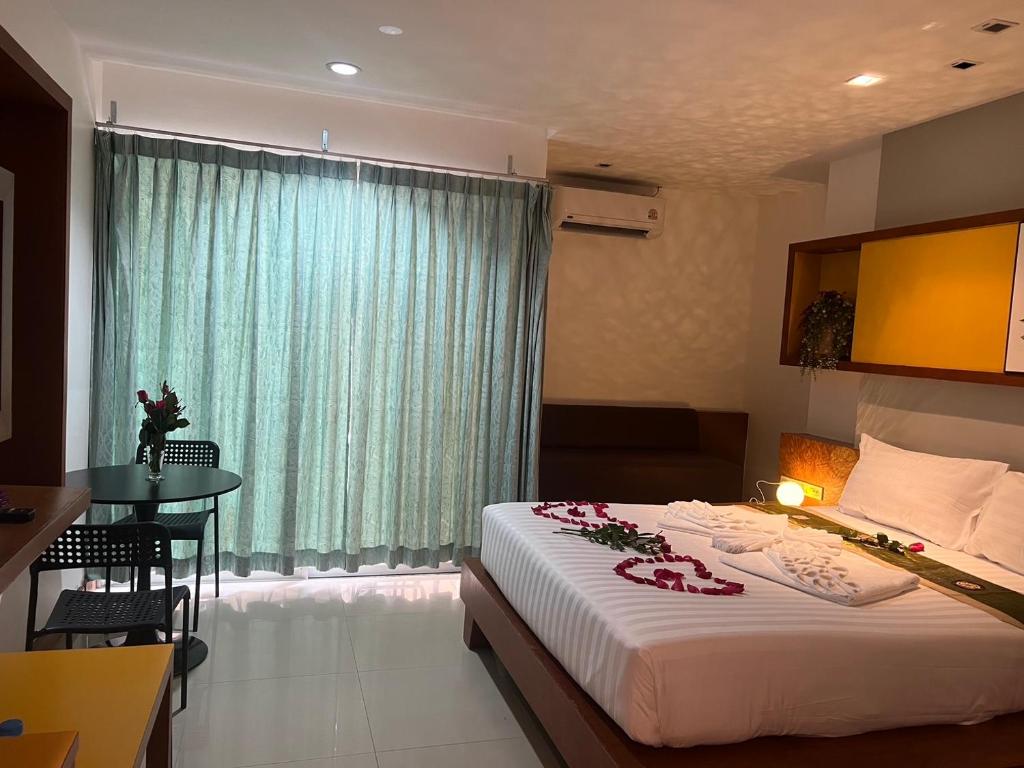 Postel nebo postele na pokoji v ubytování Arisa Hotel Patong Beach