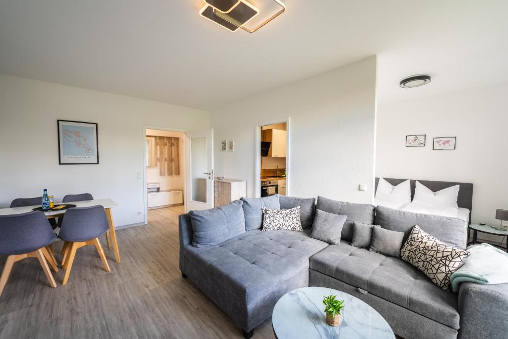 Ruang duduk di Ferienwohnung in Gera Lisa, Sehr ruhige Lage, Blick ins Grüne, Hochwertig renoviert, WLAN und Parkplatz GRATIS
