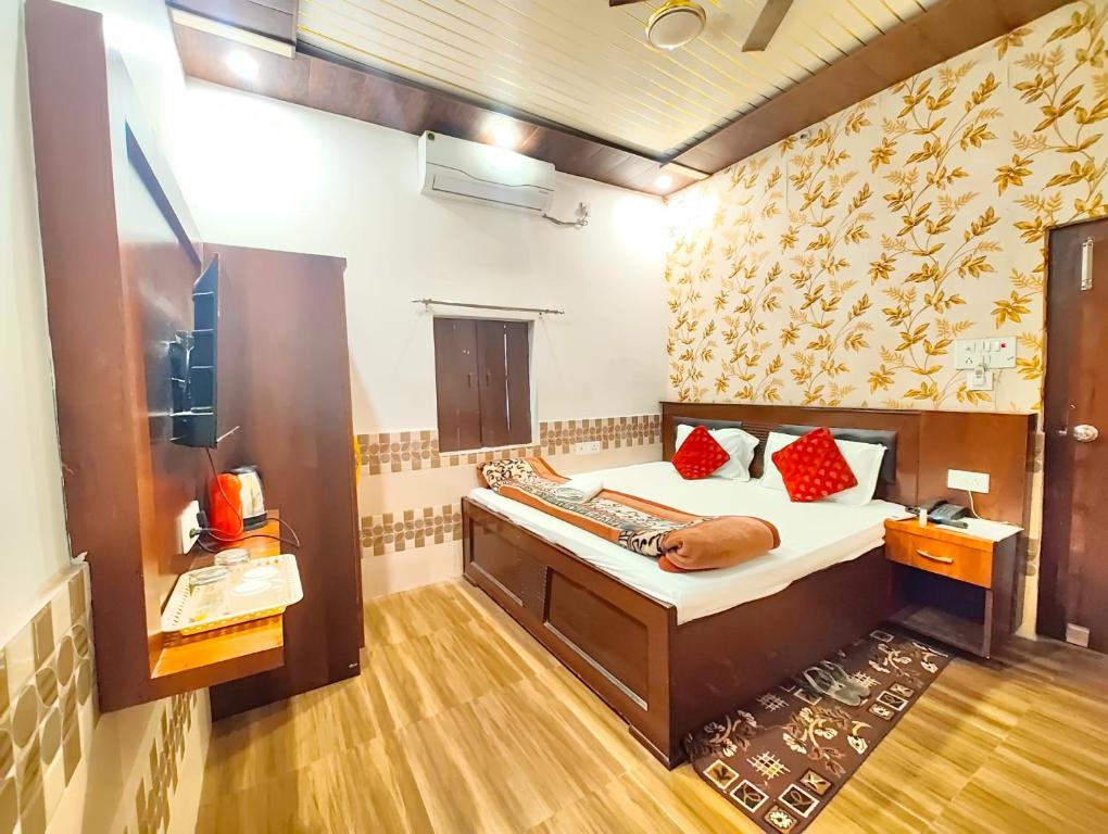 Ένα ή περισσότερα κρεβάτια σε δωμάτιο στο Hotel Ayodhya HNU-MAN GH -Near 400m from Ram Mandir & Hanuman Gadhi Mandir #Fully Air-Conditioning & Spacious Rooms #Free Wifi #Free Parking #Best Hotel In City