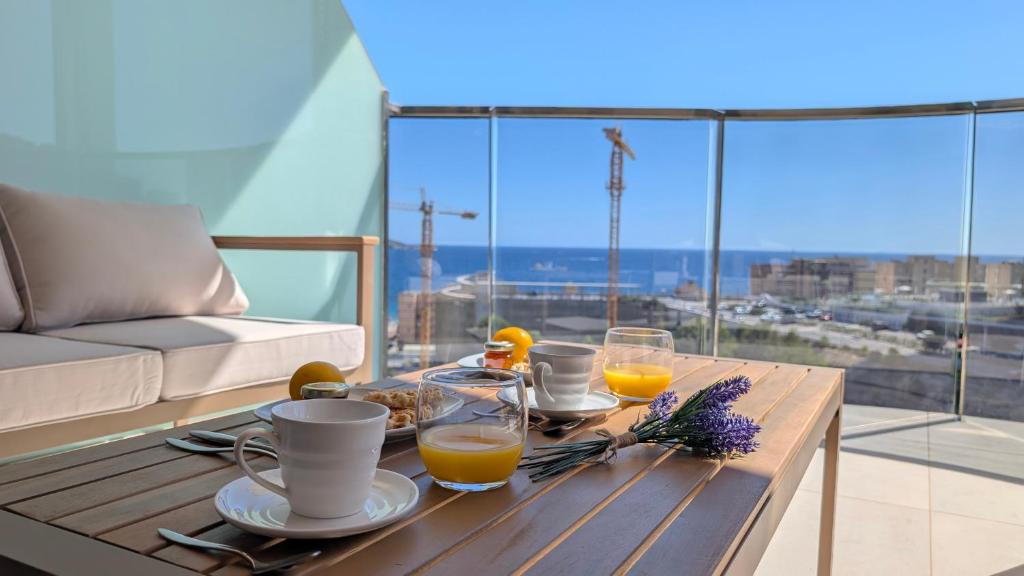 Μπαλκόνι ή βεράντα στο SUNSET WAVES azure apartment