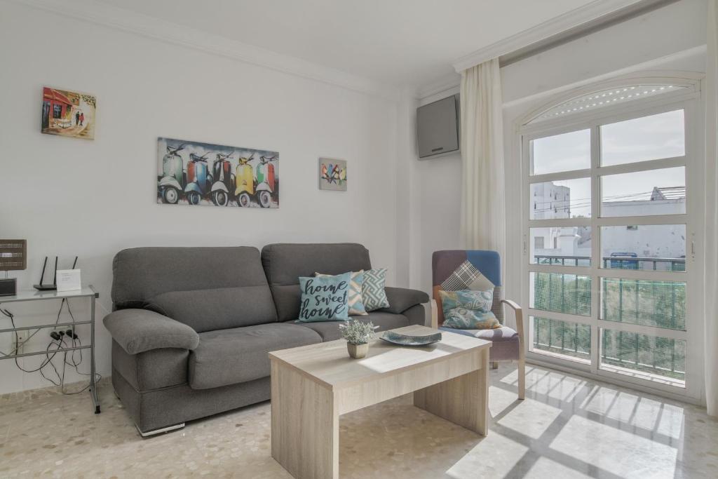 ein Wohnzimmer mit Sofa und Tisch in der Unterkunft Apartamento en Vejer in Vejer de la Frontera