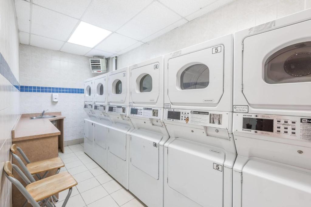 Super 8 by Wyndham Mississauga - Resim 24