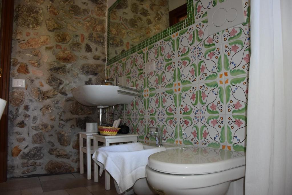 a bathroom with a toilet and a sink at La Casa del Geko in Cefalù