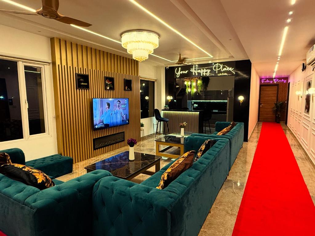 TV/trung tâm giải trí tại HolidayVilla - 1st Japanese Pod, Rooms & Suites - Green Avenue Amritsar