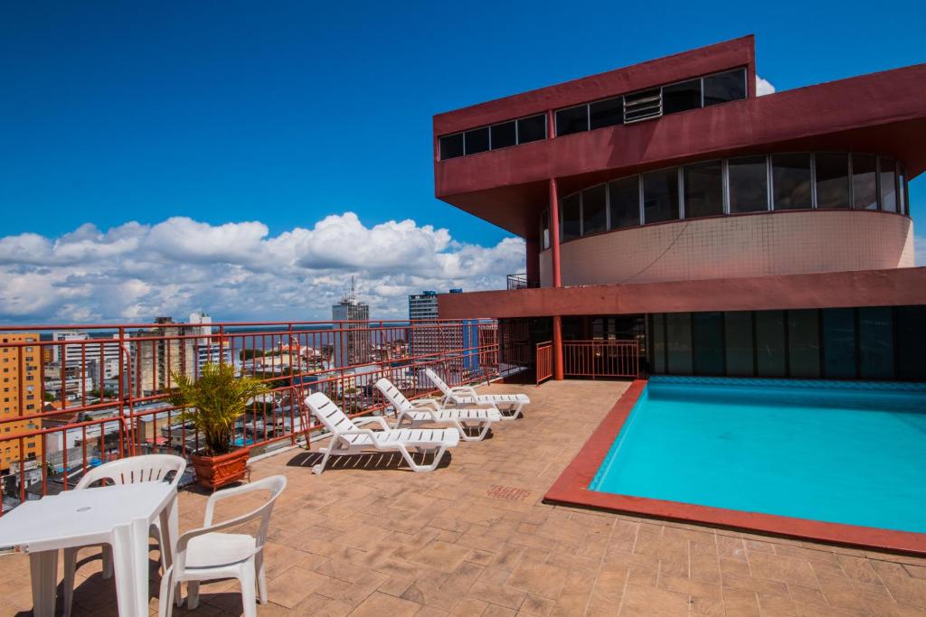 einen Balkon mit einem Pool auf einem Gebäude in der Unterkunft Taj Mahal Hotel in Manaus