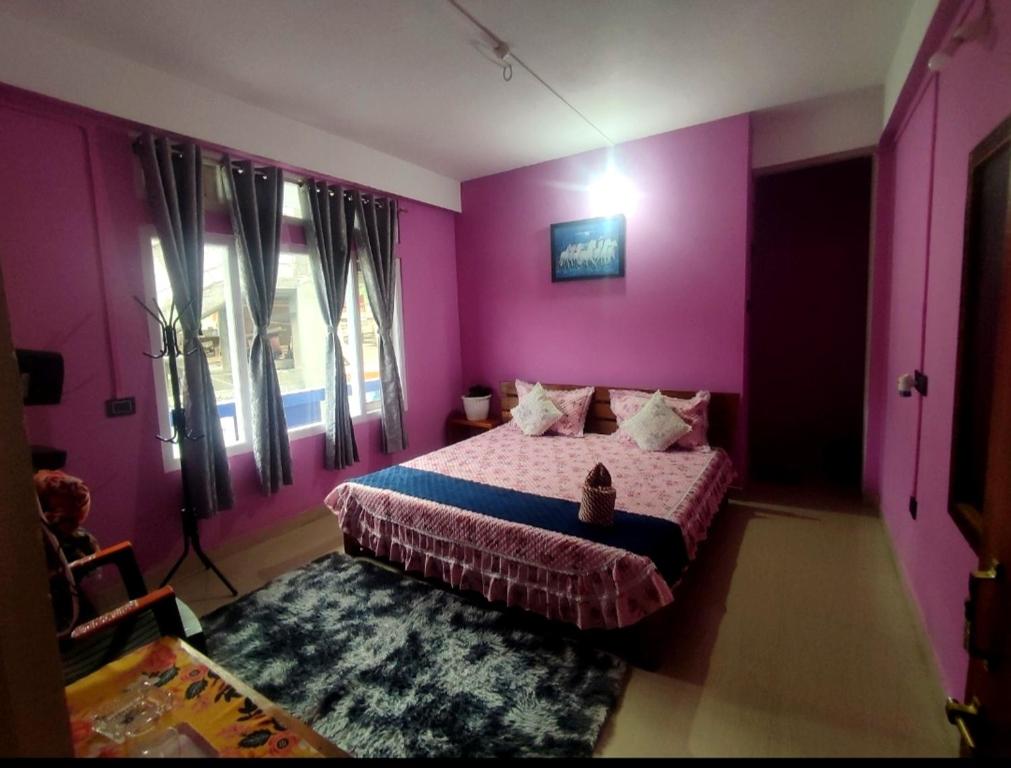 Un pat sau paturi într-o cameră la Hotel Tara