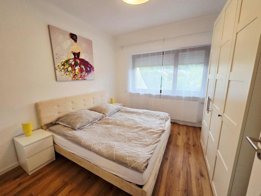 une chambre avec un lit et une fenêtre dans l'établissement Ferienwohnung Krone - nähe Europa-Park, Rulantica, Triberg, à Lahr/Schwarzwald