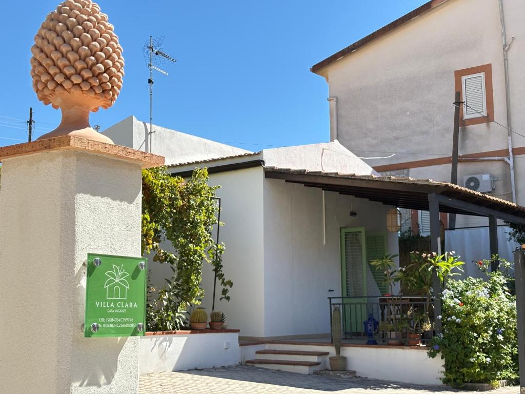 een huis met een ananasbeeld op een muur bij Villa Clara - Comfort e natura nel cuore di Sambuca in Sambuca di Sicilia