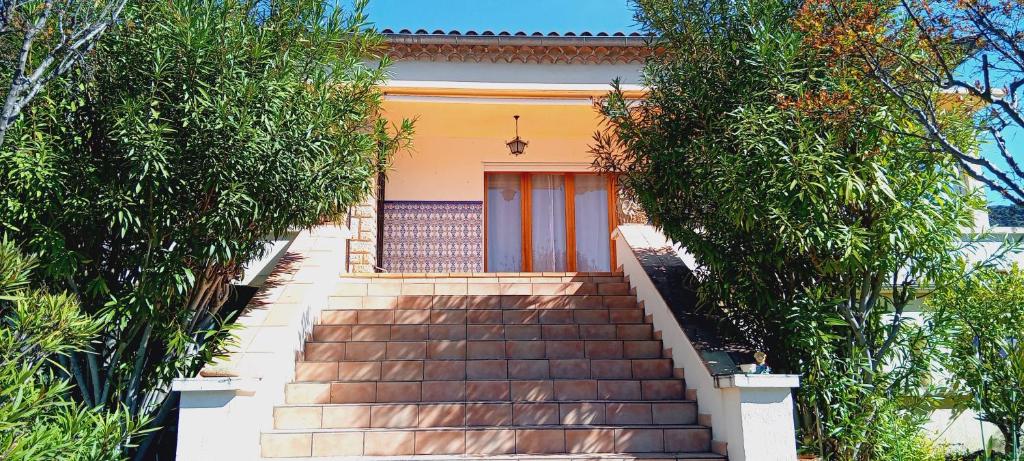 Una escalera que conduce a una casa con puerta en Sweet villa view 26, en Nyons