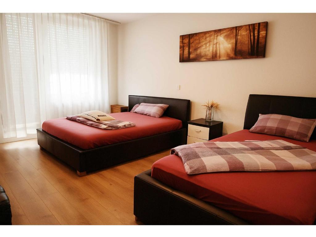 a room with two beds in a room at FeWo Royal & Goodness Home in Mühlhausen
