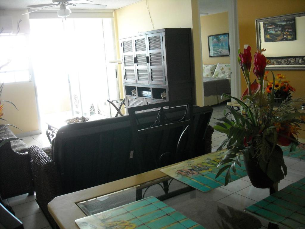 Una televisión o centro de entretenimiento en Ocean Front Apartment