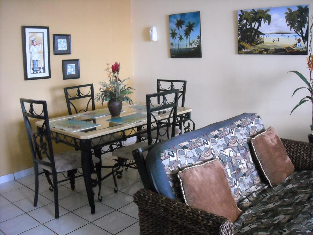 Un comedor con mesa y sillas en Ocean Front Apartment, en Luquillo