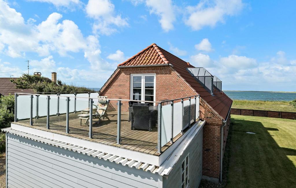 TåbelにあるPet Friendly Home In Vestervig With Saunaの海を背景にしたデッキ付きの家