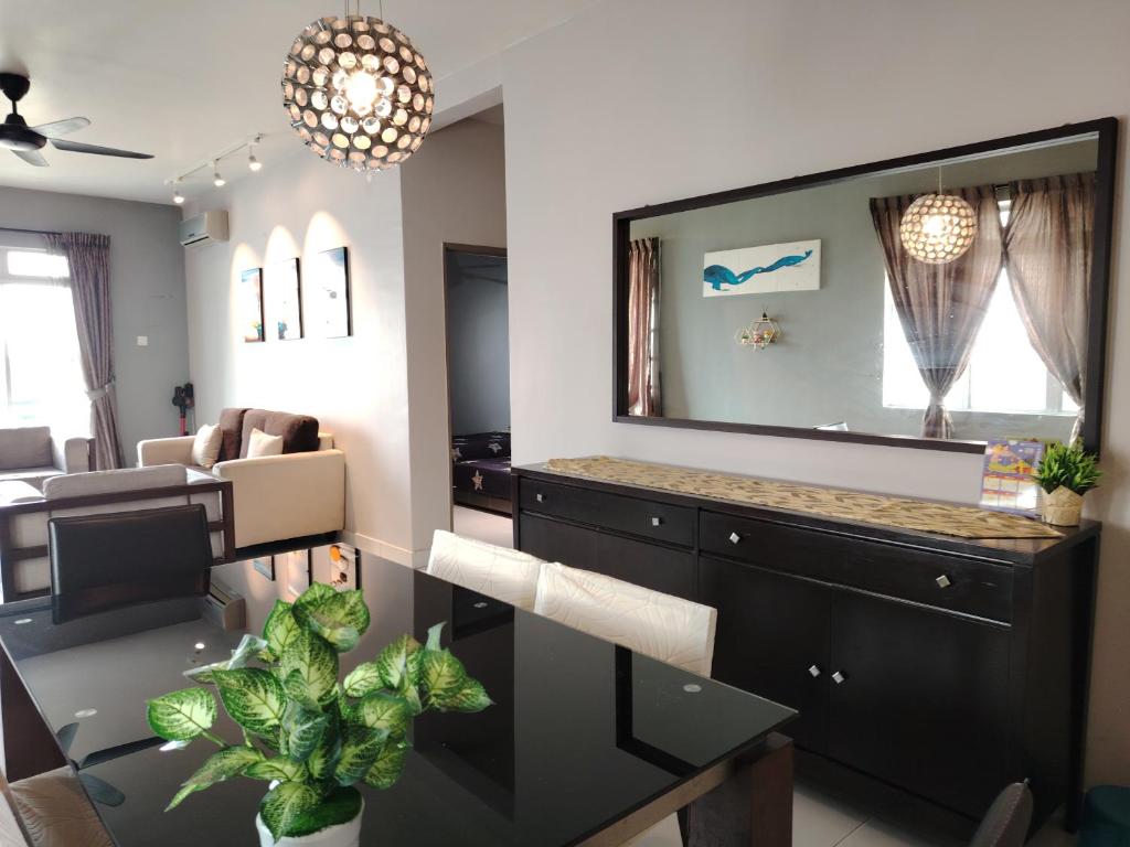 Una sala de estar con un gran espejo en la pared. en TCR-JB Tebrau City Walk Distance to Ikea Toppen & Aeon Mall, en Johor Bahru