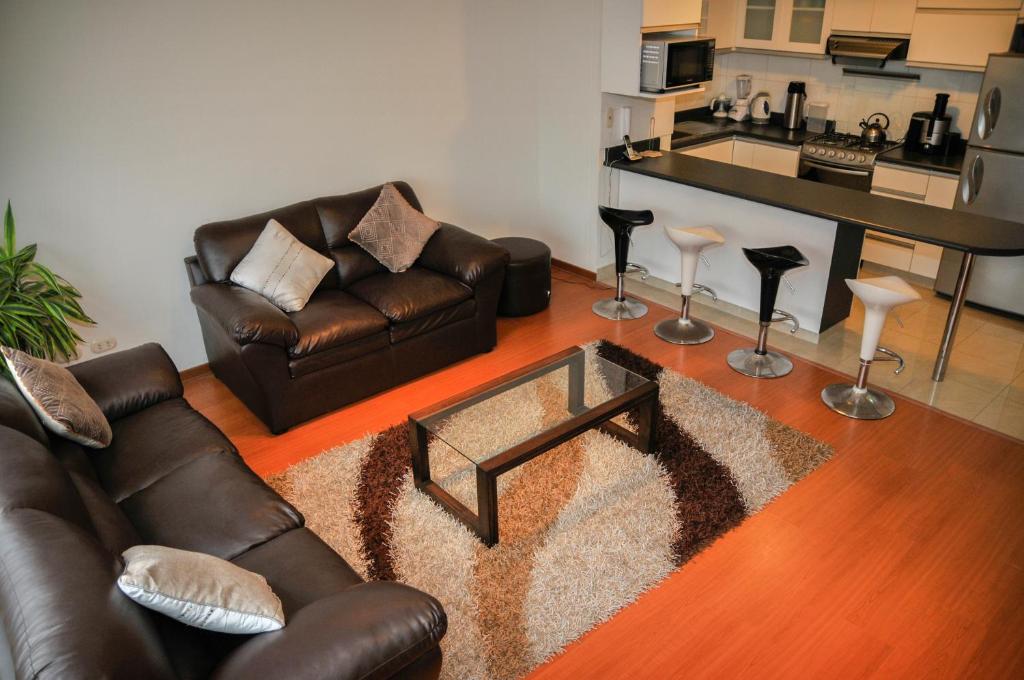 A seating area at Luxe Miraflores Apartment Tripoli