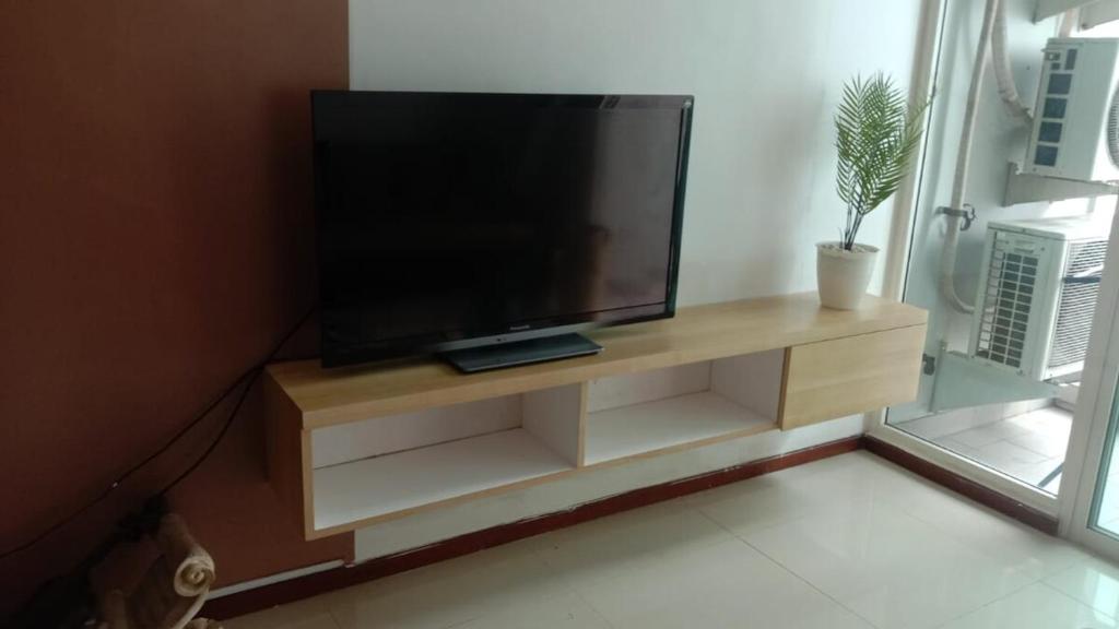 TV/trung tâm giải trí tại City Oasis A Japandi stay by Ricasa