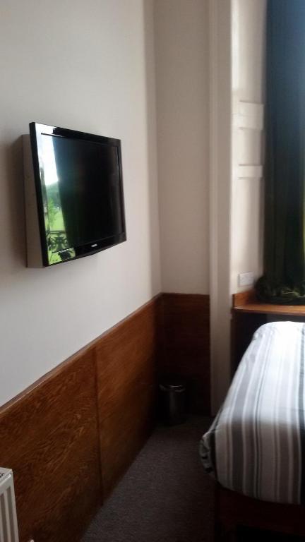 Una televisión o centro de entretenimiento en Adelphi Hotel