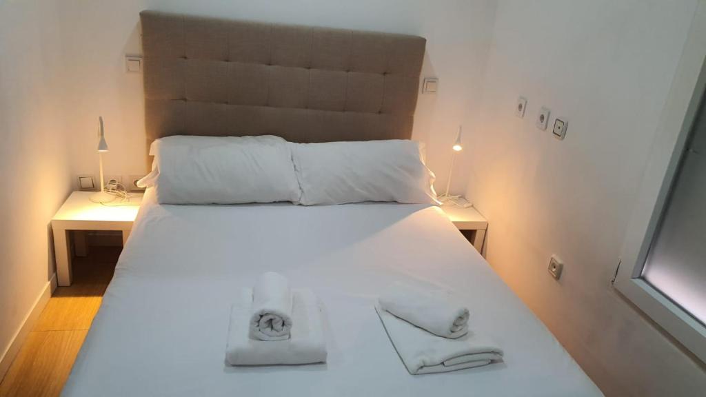 Una cama o camas en una habitación de Esteban Mor B, metro Barrio Concepción, Tanatorio M30