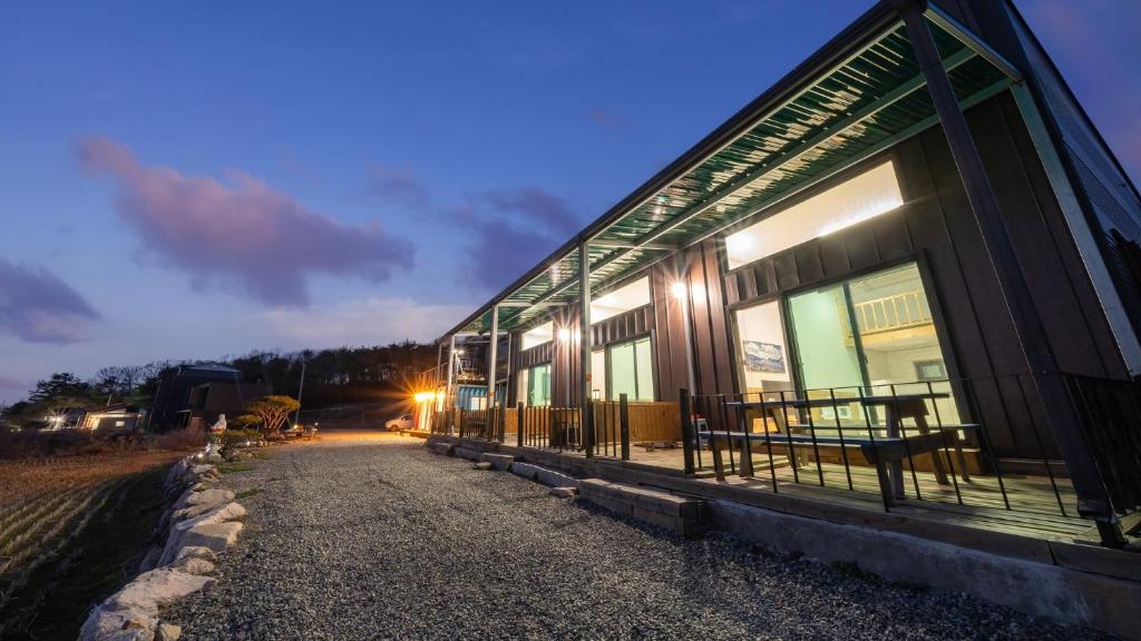 Gyeongju Jayeon Pension في جيونجو: مبنى نوافذه جانبيه