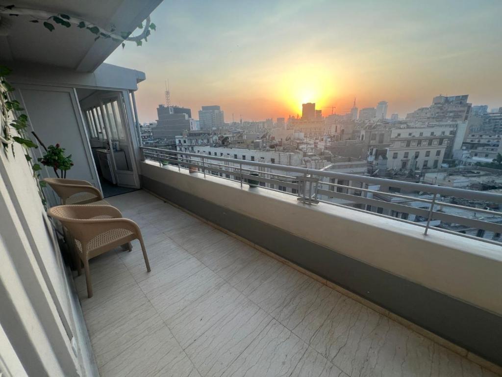 カイロにあるDowntown horizon 2BR sunny apartmentの- 夕日の街の景色を望むバルコニー