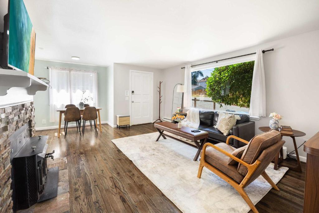 ein Wohnzimmer mit Couch und Kamin in der Unterkunft Vintage Charm 3BR Home w Yard Pets Welcome in Shoreline