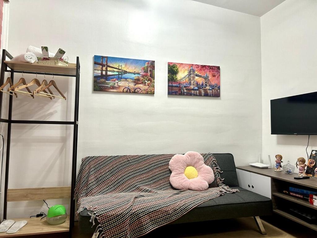 Μια τηλεόραση ή/και κέντρο ψυχαγωγίας στο The Pink Place Pampanga