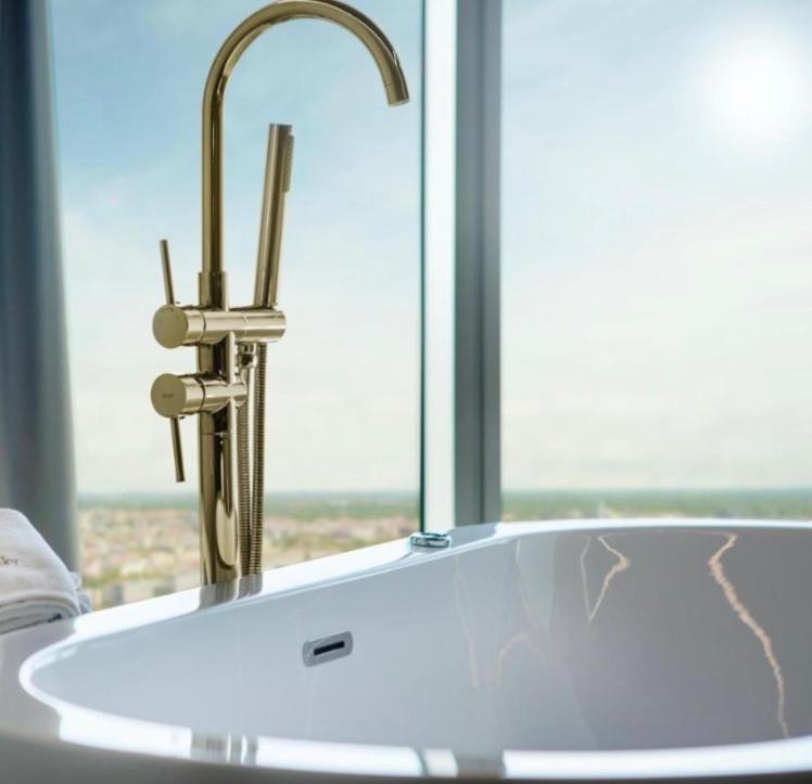 Ένα μπάνιο στο Hanza Tower 22 WHITE Jacussi & Sauna & Pool & SPA