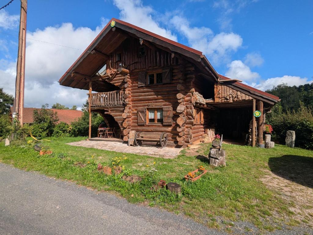eine Blockhütte am Straßenrand in der Unterkunft Fuste insolite avec balcon et terrasse dans les Vosges - FR-1-589-241 in Le Tholy