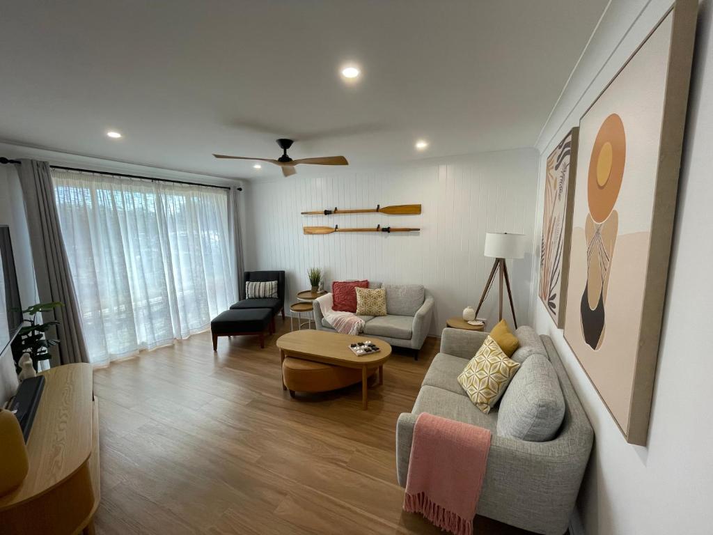 Posezení v ubytování Tide 'n' Seek: Family Beach House with Games Room