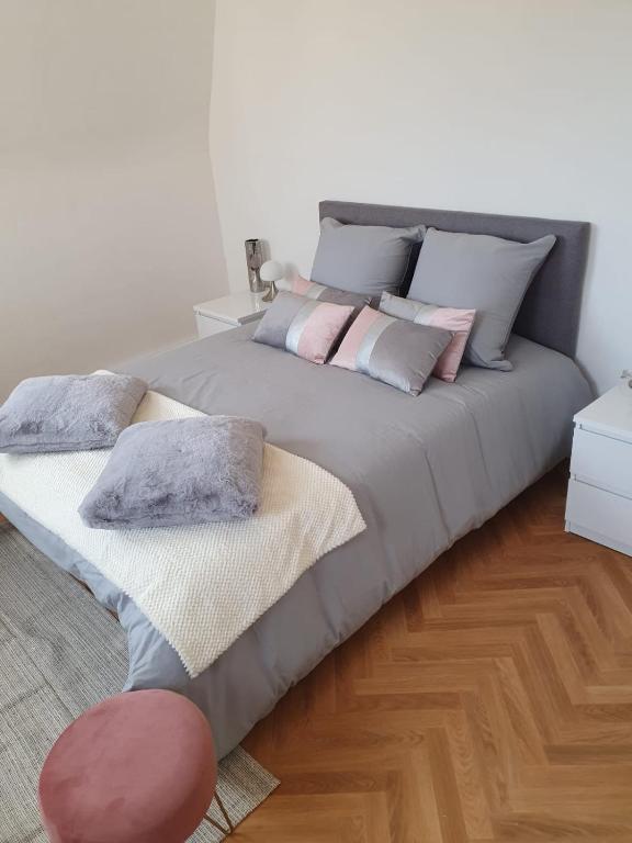 a large bed with pillows on it in a room at Duplex Éléonore-Lilas in Mulhouse