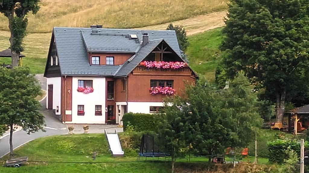 Το κτήριο όπου στεγάζεται  το διαμέρισμα