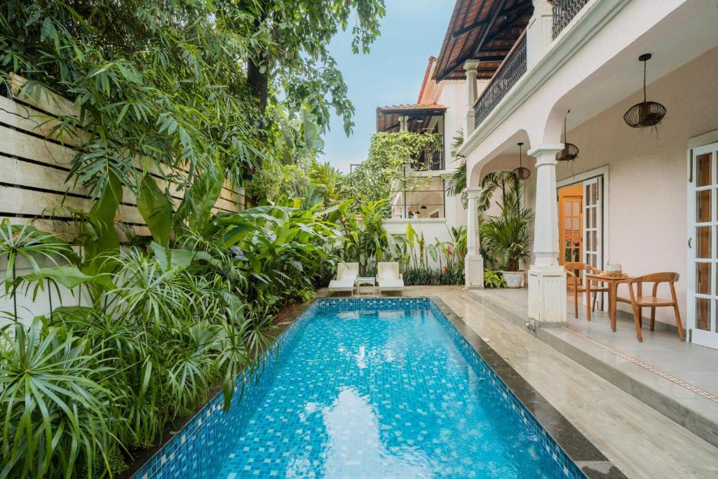 Piscina de la sau aproape de ELIVAAS Orion 3-BHK Villa With Private Pool & Terrace Near Popular Restaurants