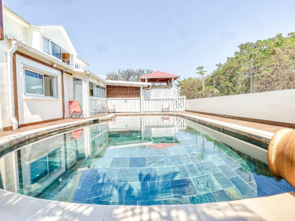 Πισίνα στο ή κοντά στο Grande maison familiale avec jeux et terrasse près de Saint-Denis - FR-1-786-46