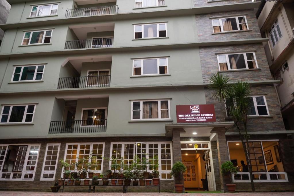 Un gran edificio blanco con un cartel en él. en Baizus Oak, en Gangtok