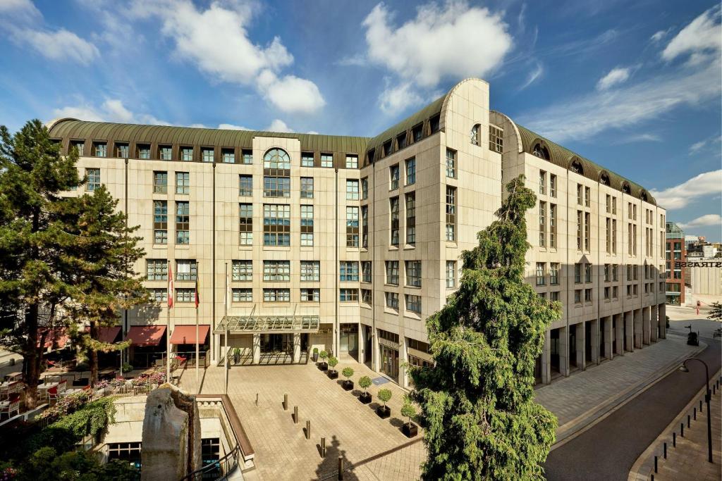 a large building with a tree in front of it at Hamburg Marriott Hotel in Hamburg