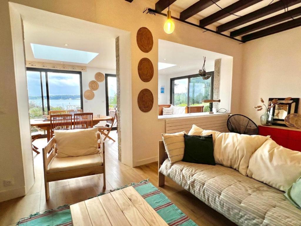 una sala de estar con un sofá y una mesa en Ker Su e- maison familial, en Carantec