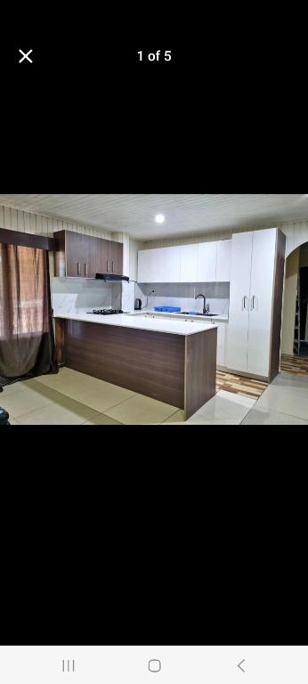 Η κουζίνα ή μικρή κουζίνα στο Azams Home Stay