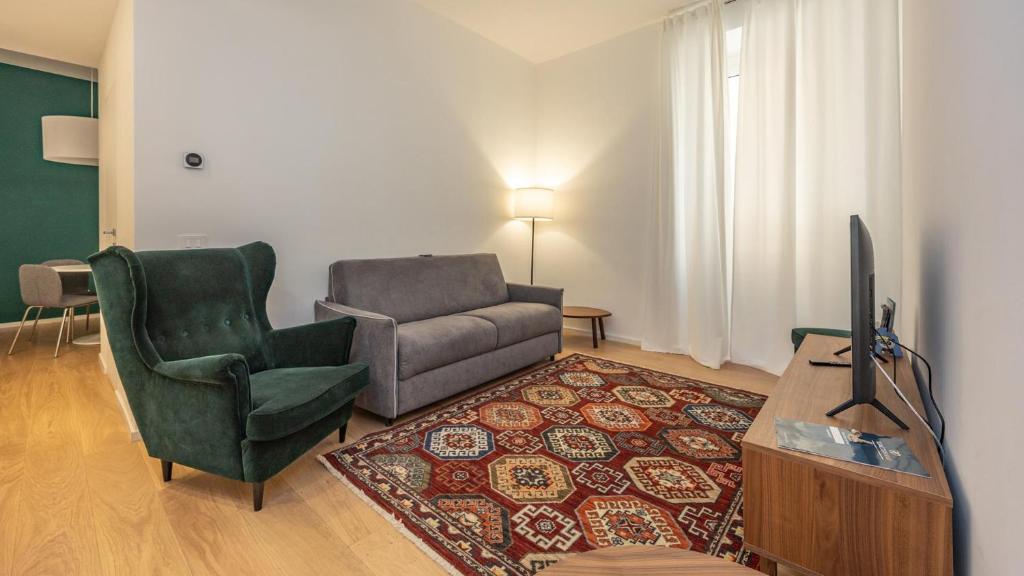 una sala de estar con un sofá y una silla en Testaccio's Heart by Rentbeat, en Roma