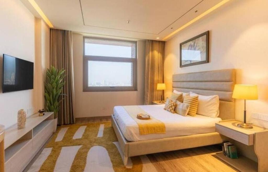 um quarto com uma cama grande e uma janela em Golden glow in aipl joystreet em Gurgaon