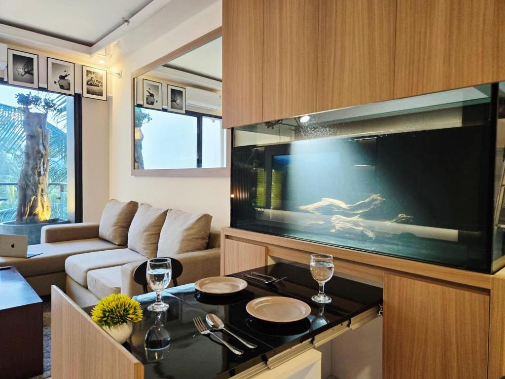 un salon avec une grande télévision à écran plat dans l'établissement Apartemen SkyHouse BSD, à Samporo