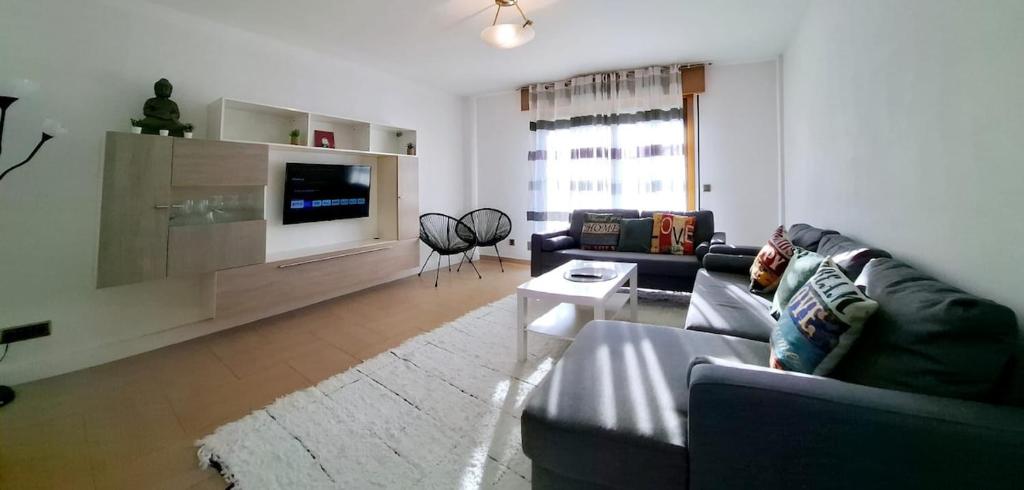 a living room with a couch and a tv at Apartamento independiente en Nigrán in Nigrán