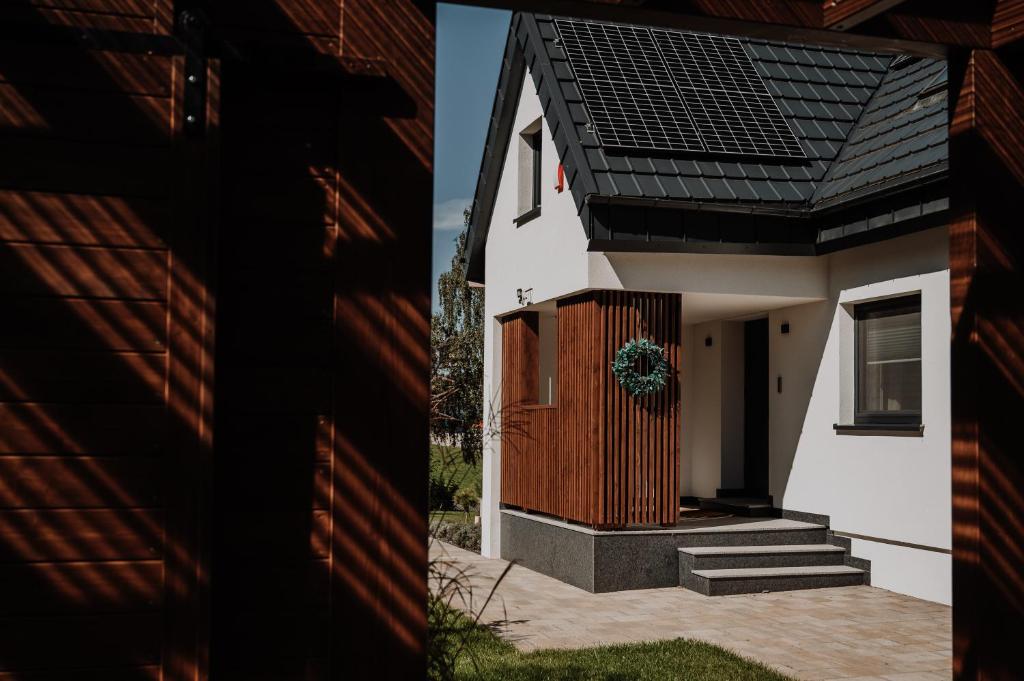 GowidlinoCoś miłego的一座带木门和门廊的房子