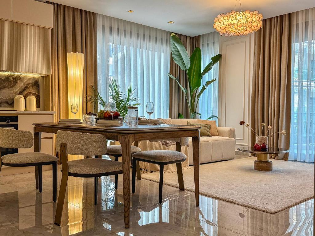 un salon avec une table et des chaises en bois dans l'établissement Qoople Legend C9 - Luxury apartment in Alanya, à Alanya